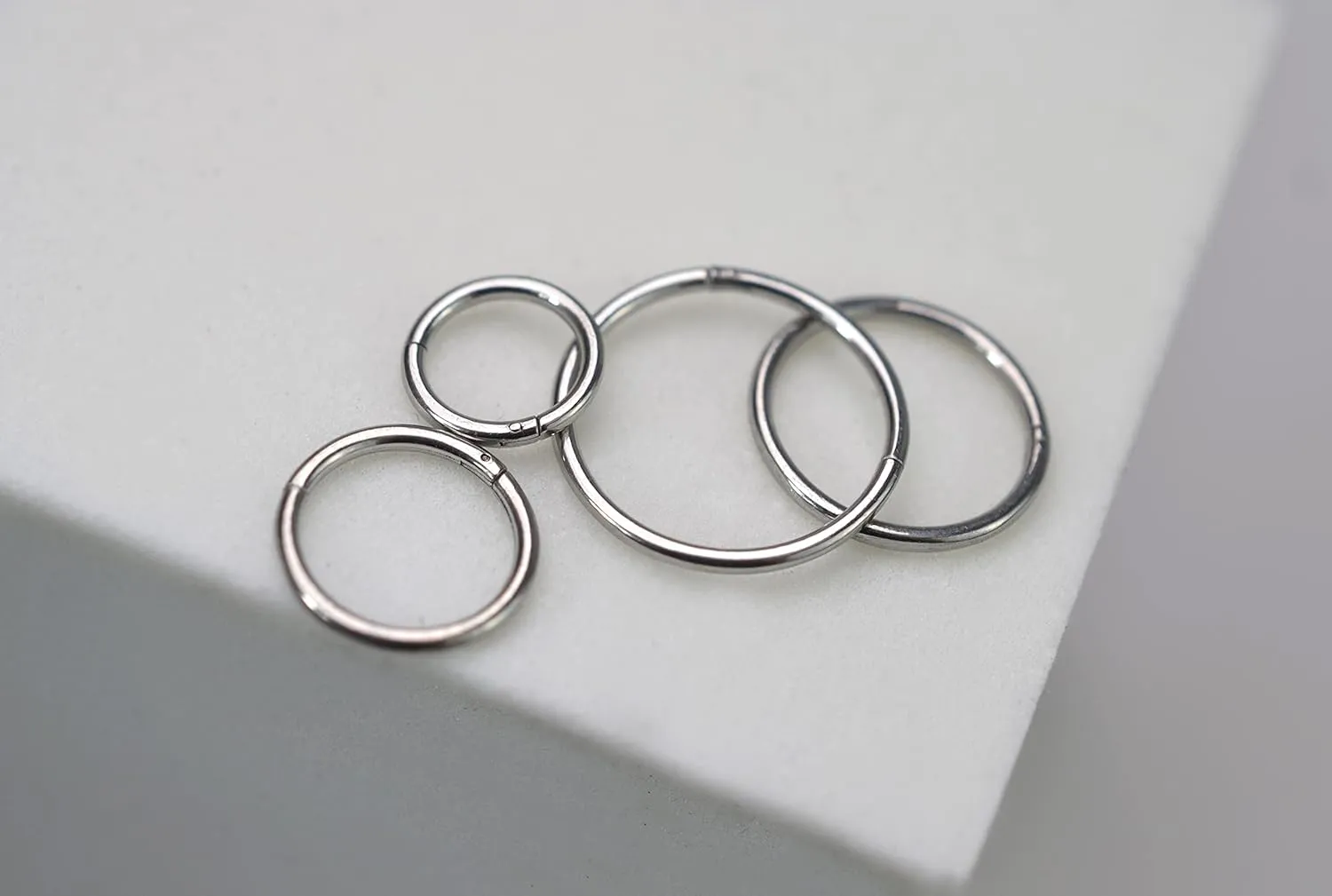 16G 18G 20G Surgical Stainless Steel Hinged Nose Ring Hoop Clicker Septum Cartilage Helix Daith Tragus Hoop Earrings Gold -Silver-Rose Gold-Black 6mm 8mm 10mm 12mm Hypoallergenic Body Piercing Hoop for Women Men