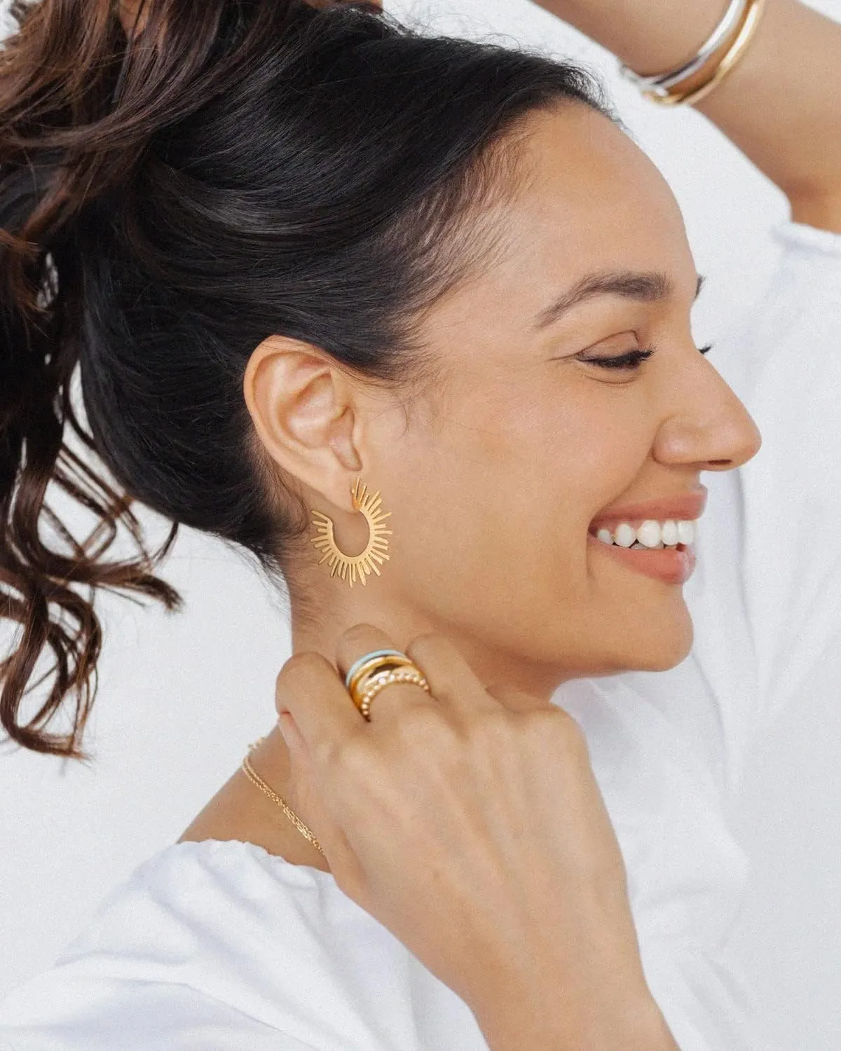 Aobei Pearl 18K Gold Big Hoop Earrings Delicate Screw Thread Spring Coil Square Huggie Earrings Sunburst Half Hoop Earrings Minimalist Ear Jewelry for Women