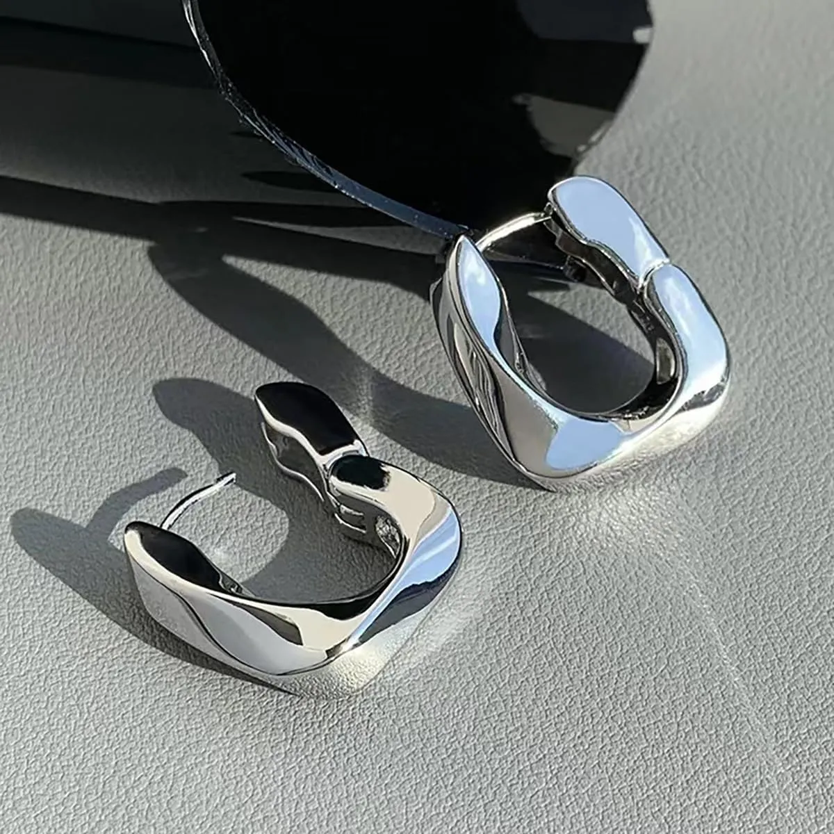 Chunky Gold Hoop Earrings for Women Silver Gold Statement Geometric Dangle Drop Earrings Hypoallergenic Thick Open Huggie Hoop Earrings Dainty Jewelry