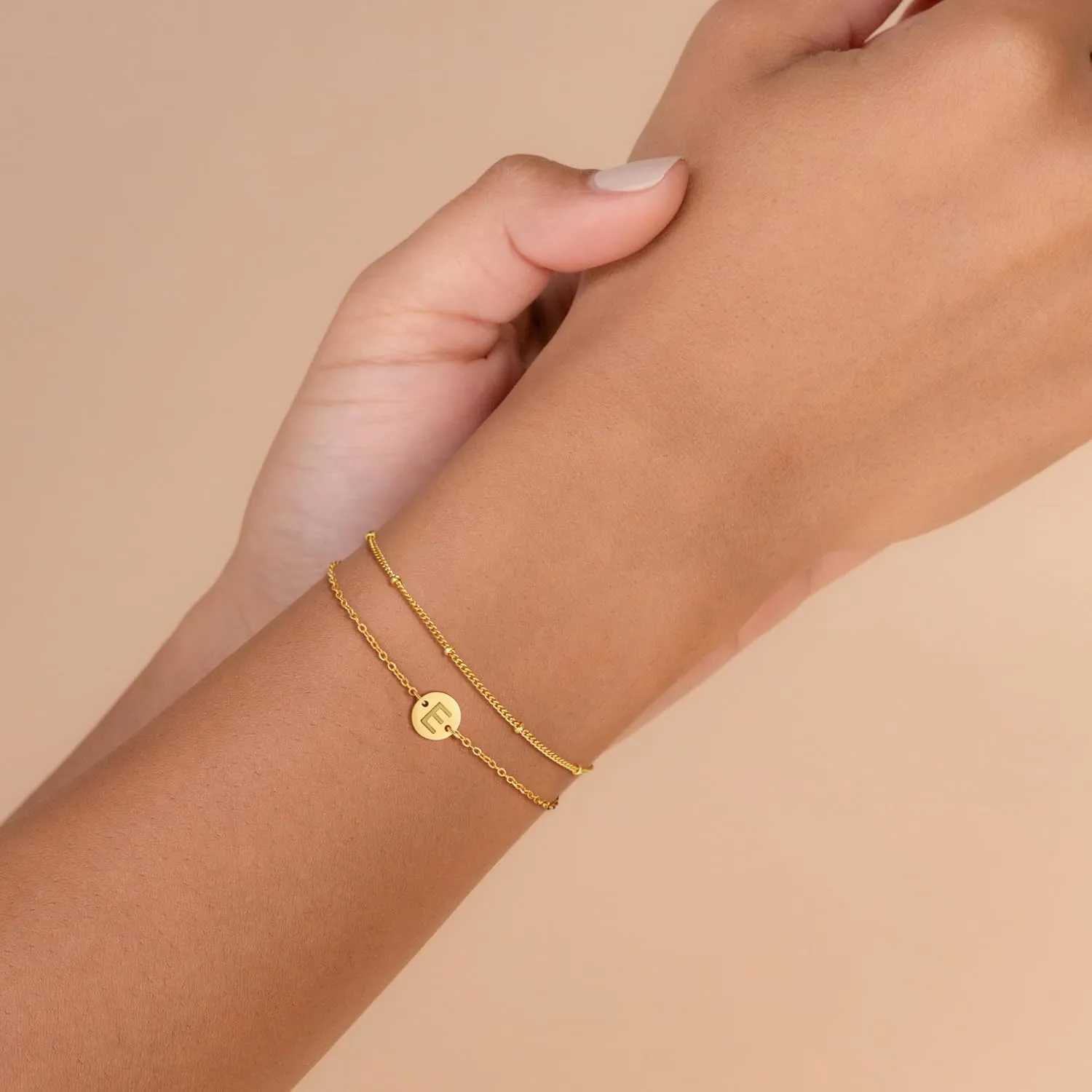 Gold Bracelets for Women Girls Gifts - 18K Gold Plated Letter Initial Bracelet Dainty Disc Monogram Charm Bracelet Gold Initial Bracelets for Women Teen Girl Gifts Trendy Stuff
