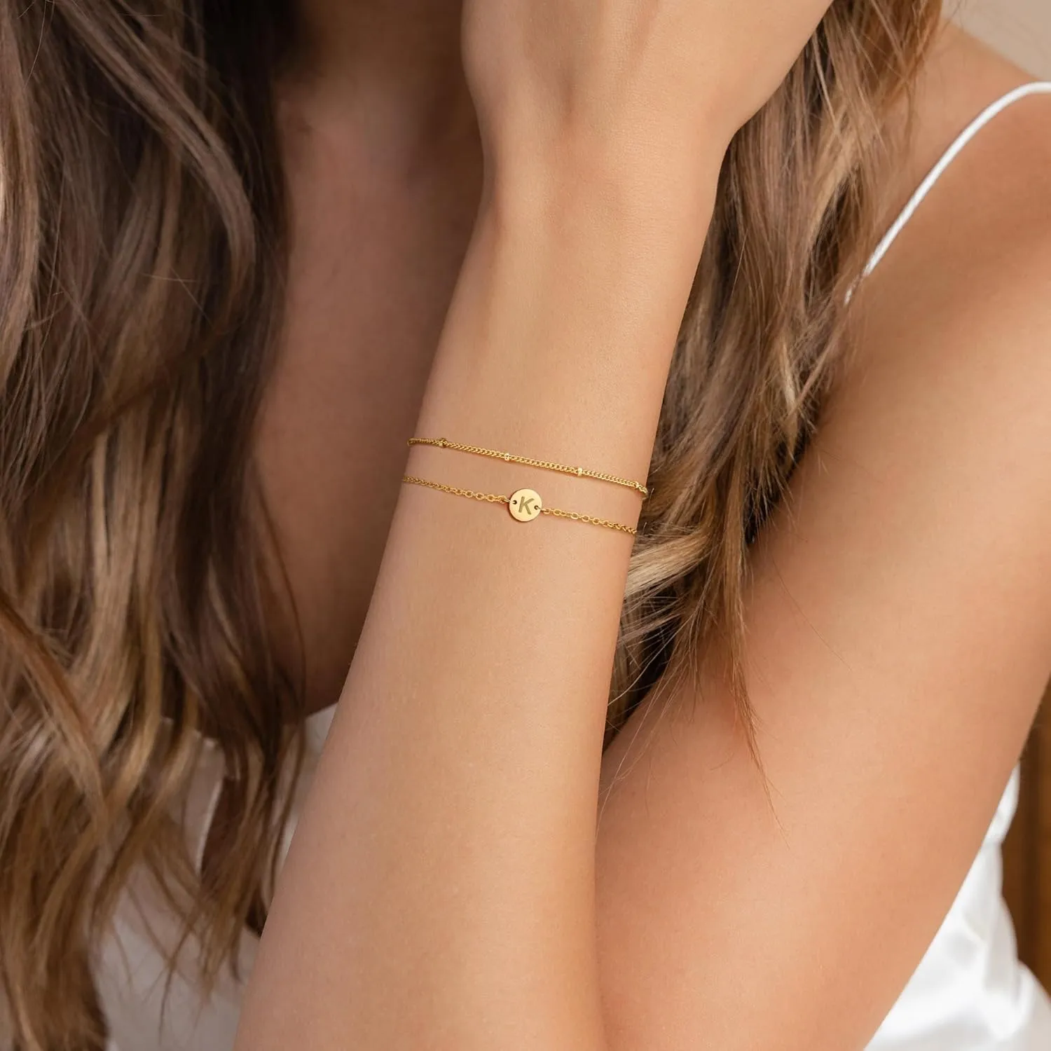 Gold Bracelets for Women Girls Gifts - 18K Gold Plated Letter Initial Bracelet Dainty Disc Monogram Charm Bracelet Gold Initial Bracelets for Women Teen Girl Gifts Trendy Stuff