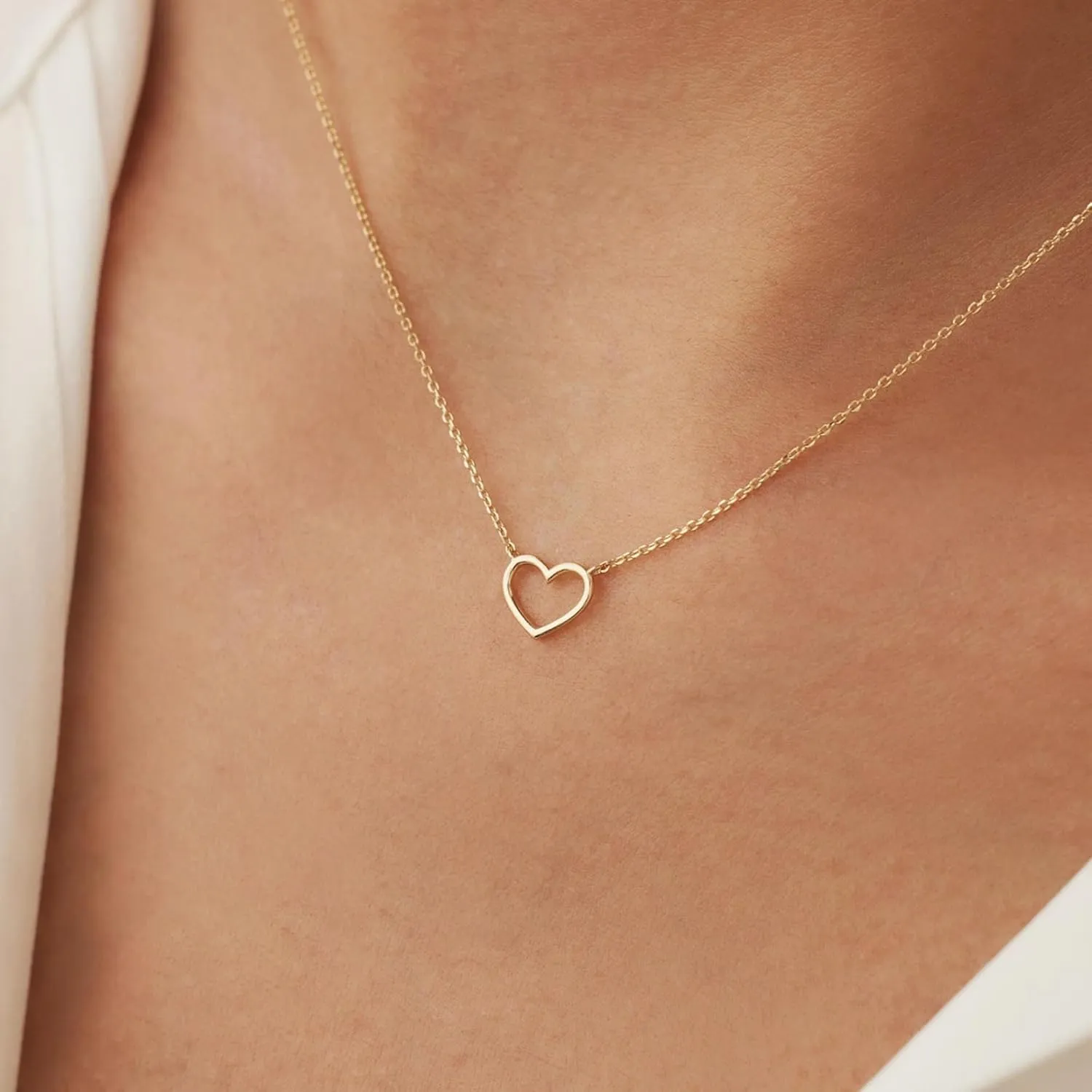 Gold Heart Necklace for Women Girls - 18K Gold Plated Heart Pendant Necklaces Simple Gold Necklace Jewelry for Women Teen Girls Trendy Gifts