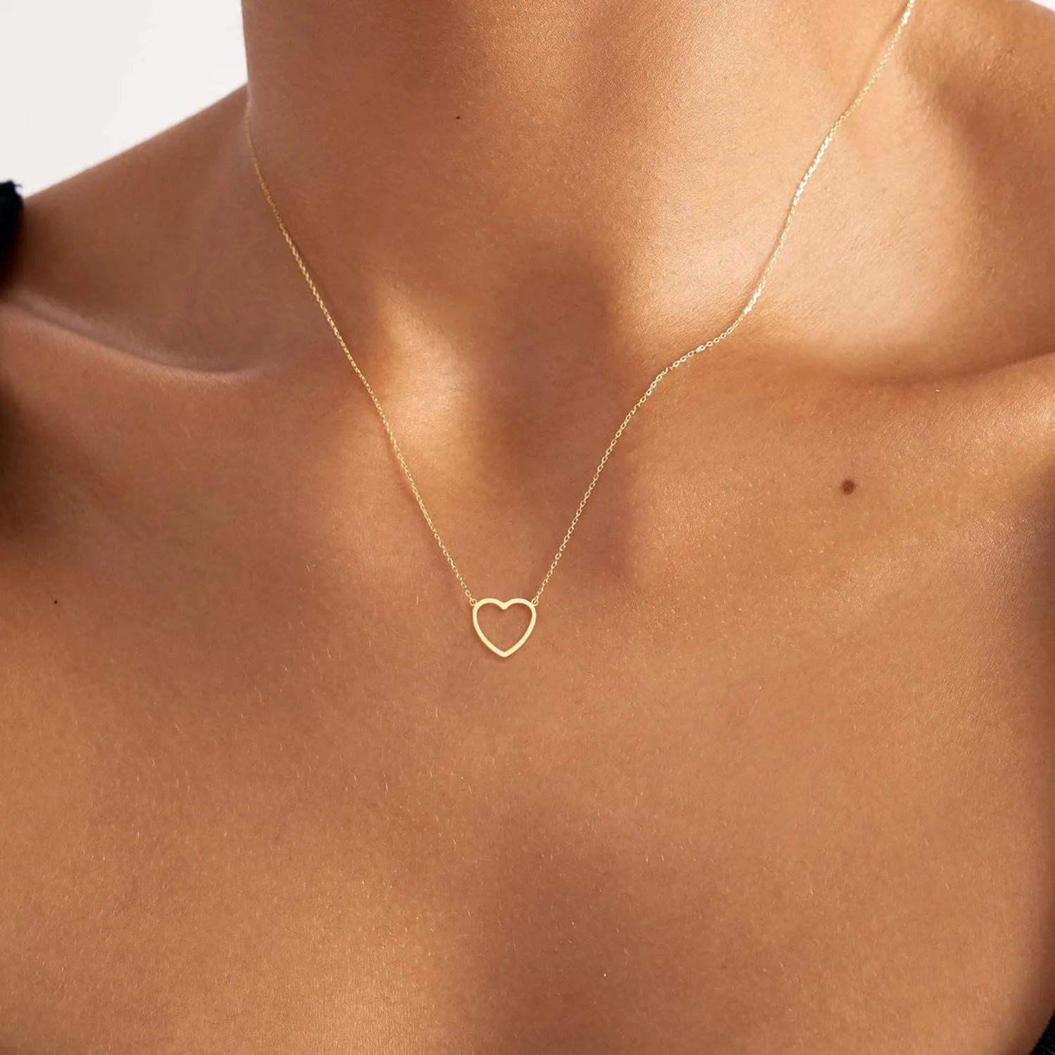 Gold Heart Necklace for Women Girls - 18K Gold Plated Heart Pendant Necklaces Simple Gold Necklace Jewelry for Women Teen Girls Trendy Gifts