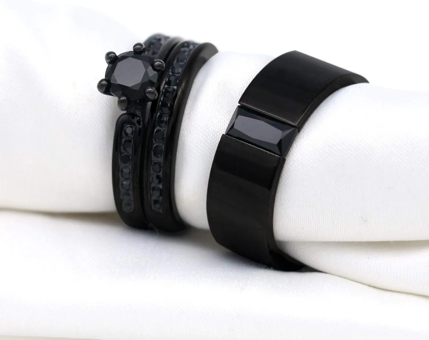 ringheart 2 Rings His and Hers Couple Rings Black Cz Rings Womens Wedding Ring Sets Titanium Steel Mens Wedding Bands